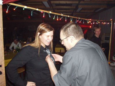 Pandersen hjælper med at binde slips
