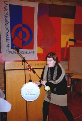 Og i salen, her bliver høvding Dan udfordret, Lisbet slår på gong-gongen
