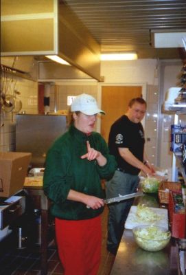 I køkkenet er Ditte og Mønsted igang med maden
