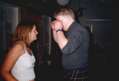 Ditte kigger på Erling, der prøver at fokusere
