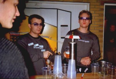 Høgh'en og Folket bag baren
