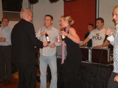 Og W er i gang med aftens første præmier
