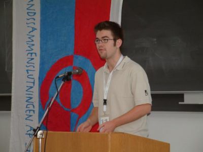 Thue på talerstolen og sige ord
