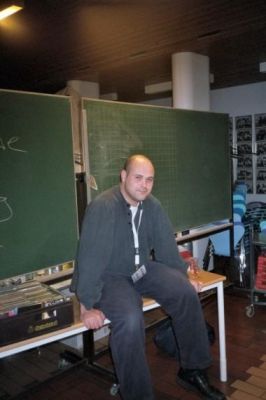 Sek-leder Morten slapper af bagved
