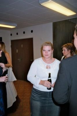 Karina får lige en pils
