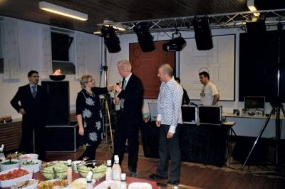 Fornø prøver at holde styr på aftens underholdning
