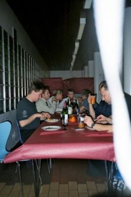 PG'erne har også tid til at få lidt mad
