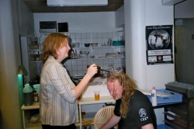 Vice i gang med at hælde husblas i håret på Lean
