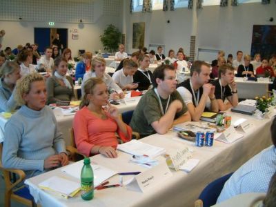 Der bliver lyttet spændt med i salen
