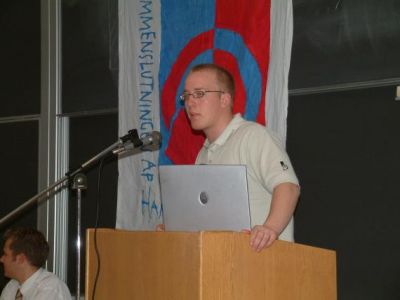 Erlang med computer på talerstolen for at sige ord
