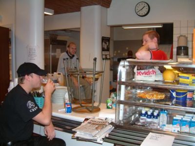 Der bliver knoklet i køkkenet
