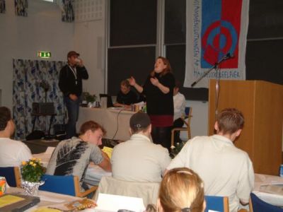 Karin er inde og synge for
