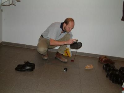 Imens svoger Ruben pudser sko
