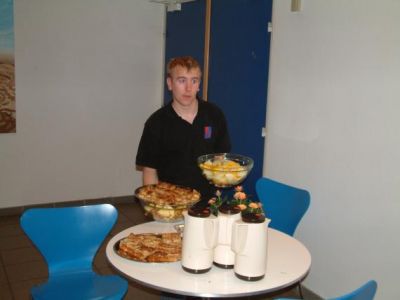 Dan arrangerer eftermiddagskaffen
