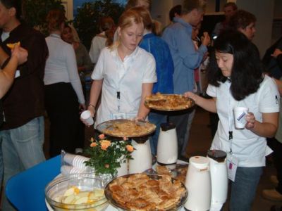 Som deltagerne straks kaster sig over
