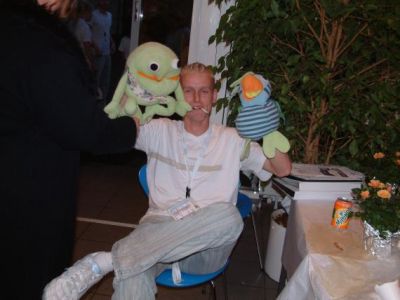 W opfører dukketeater (eller er det en valgtale?)
