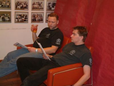 V og Loft studerer dagens nyheder
