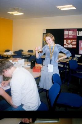 Morgen igen og Karen er klar til dagens første øl
