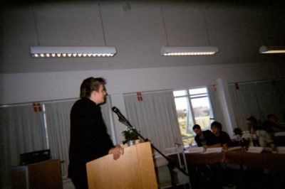 Mens hans næstformand er på talerstolen
