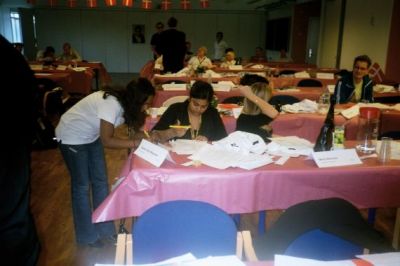 Sandra er i gang med at udfylde stemmesedlen
