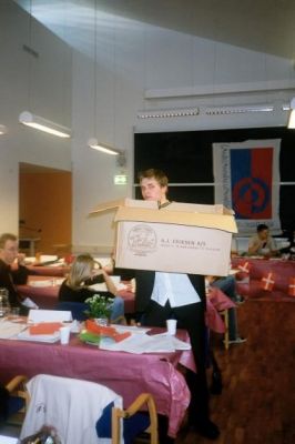 Tue i gang med at dele 200 t-shirt ud
