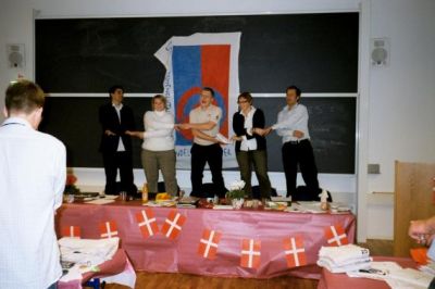 Dirigentbordet er kommet op at stå, så de også kan synge med
