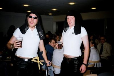 Læderdrengene Folket og Lean er også klar til fest.
