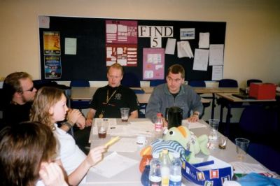 Lørdagens PG-møde er i gang, Kaj tager en slapper imens
