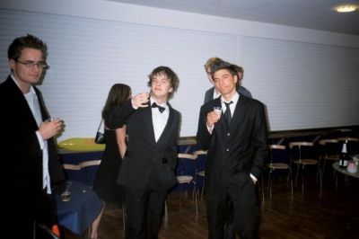 3 festklædte fyre klar til fest
