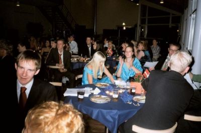 Alle deltagerne lytter spændt (undtagen Stine, der ordner sko!)
