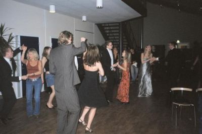 Maden er endelig slut og der er kommet gang i musikken og dansegulvet
