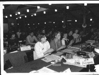 Mødesalen i vild jubel
