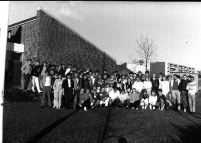 Alle Rep-møde deltagerne er samlet ude foran skolen
