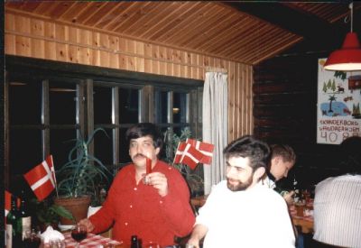 Niels Jeppesen og Henrik Suhr har styr på rødvinen
