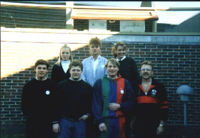 Det nyvalgte FU stiller op til fotografering i gården
