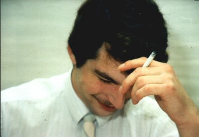 Mens Rune K. Pedersen får sig en smøg
