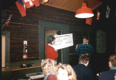 Formand Flemming Larsen modtager en gave fra Arbejdernes Landsbank
