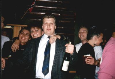 Ronald og pigerne er klar til fest
