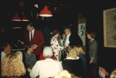 Kommende formand Jacob Tietge tjekker mikrofonen, mens en deltager måler Ronald Kofoed
