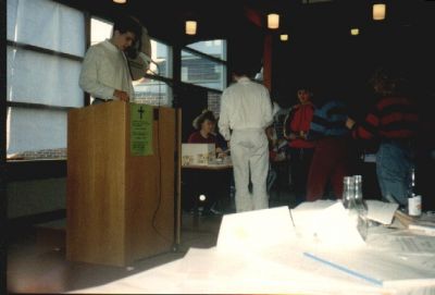 Vi er i salen og Nicolas Lund Larsen er på talerstolen
