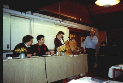 Karin Dinsen overrækker - af ukendte årsager - en "hane-hat" til den afgående formand Jacob
