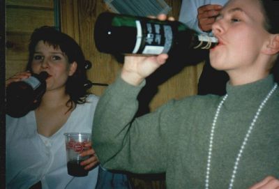 Og det skåler Karin Dinsen og Lisbeth Lund på
