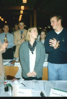 Folk klapper af den nye næstformand: Malene Mikkelsen, mens Thomas Munk kigger stolt på hende
