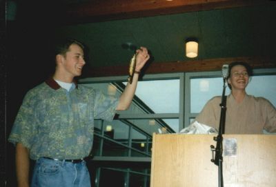 Mark Stokholm får en sild i afskedsgave - vi vil gerne høre historien hvis nogle kan huske den
