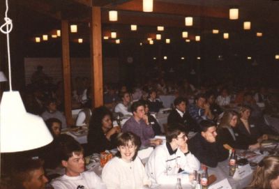 Et kig udover salen med Henrik Andersen og Jette Kristensen i forgrunden
