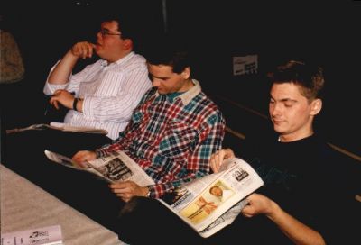 Mads Scheibel følger med sammen med personalet: Michael Paulsen og Per Loft
