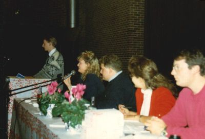 Dirigentbordet med Signe, Ronald, Karina og Peter, mens Erling Jensen er på talerstolen
