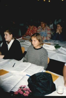 Karin Dinsen og Karen Marie Olsen ved FU-bordet - i baggrunden Jesper Jensen
