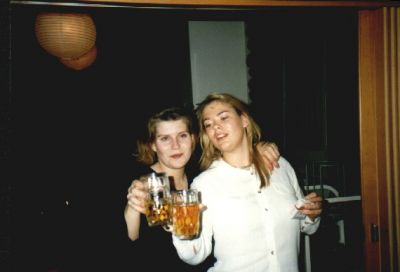 Imens Lisbet Dinsen og Malene Mikkelsen drikker øl
