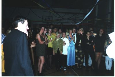 Publikum er klar til at kåre Mr. Stikkelsbærben
